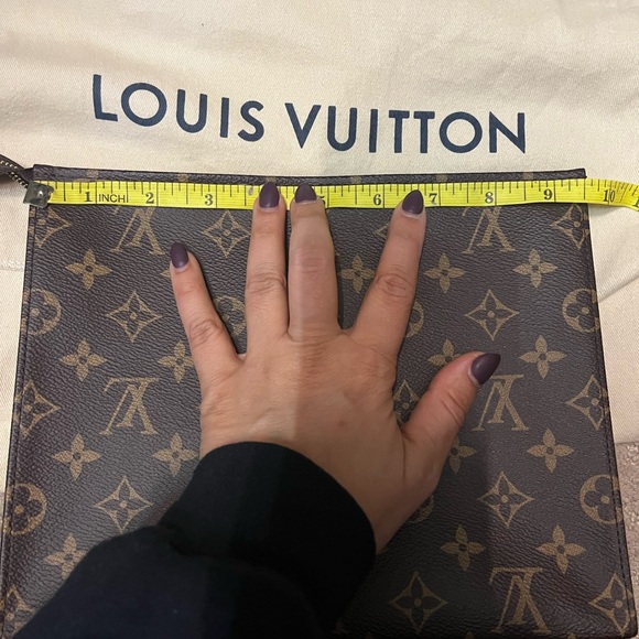 💯% Authentic Louis Vuitton Toiletry 26✨ - Picture 7 of 9
